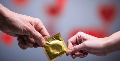 ピルを飲んでいてもコンドームを使うべき？ピルの避妊効果と性病予防